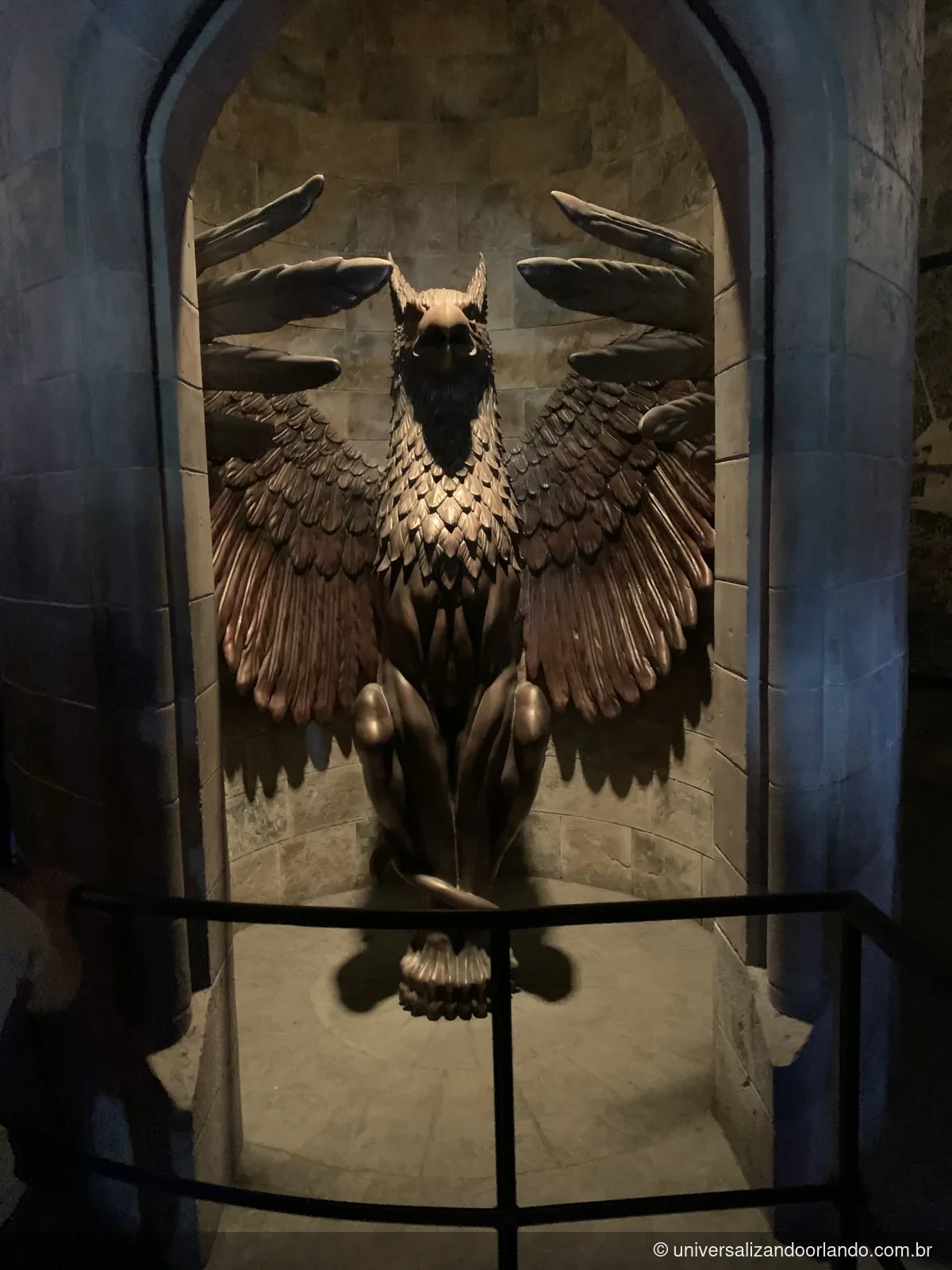 Águia de bronze que guarda a entrada da sala de Dumbledore, no castelo de Hogwarts por dentro