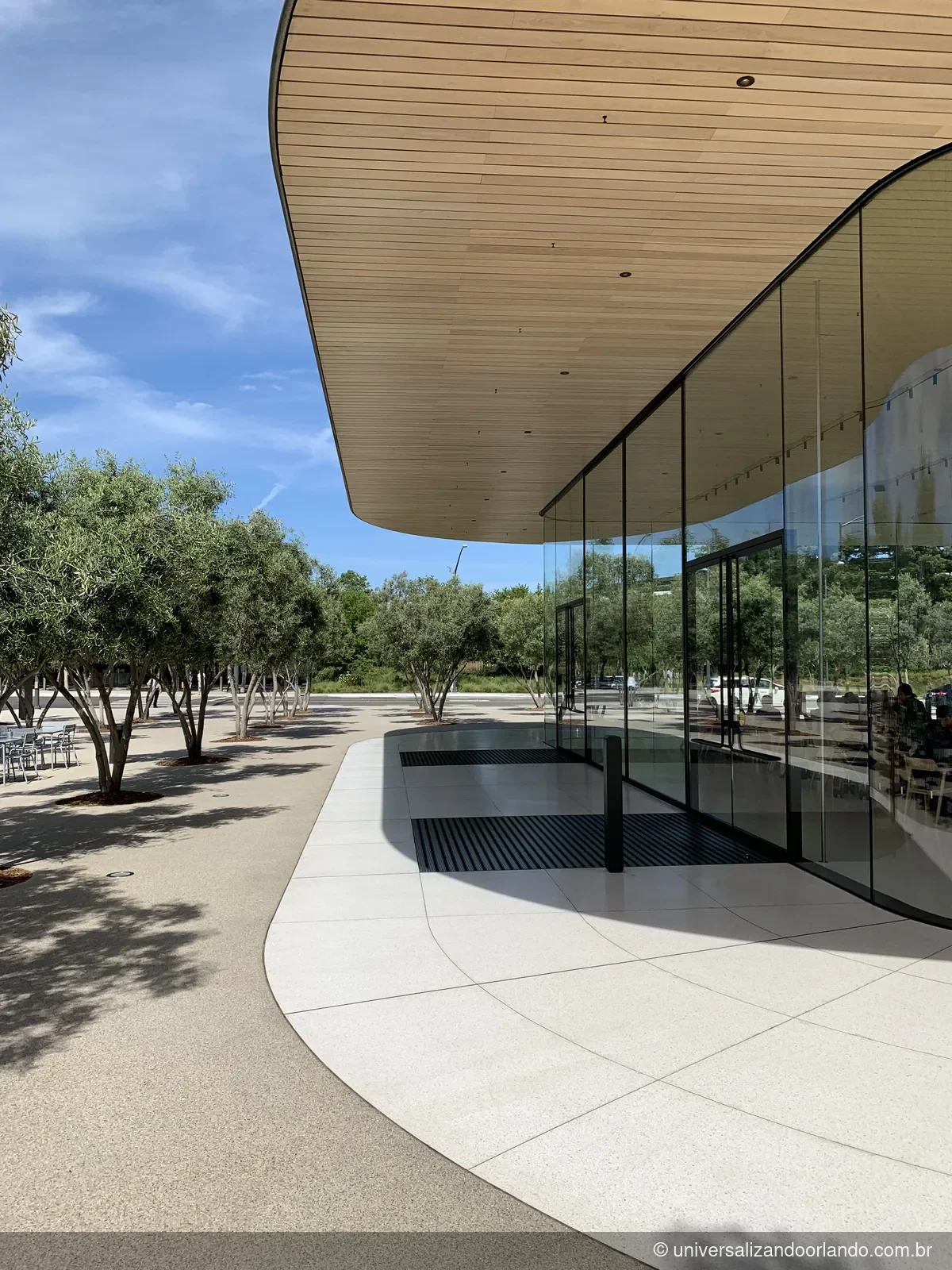Fachada de vidro do Apple Park Visitor Center, em Cupertino, no Vale do Silício