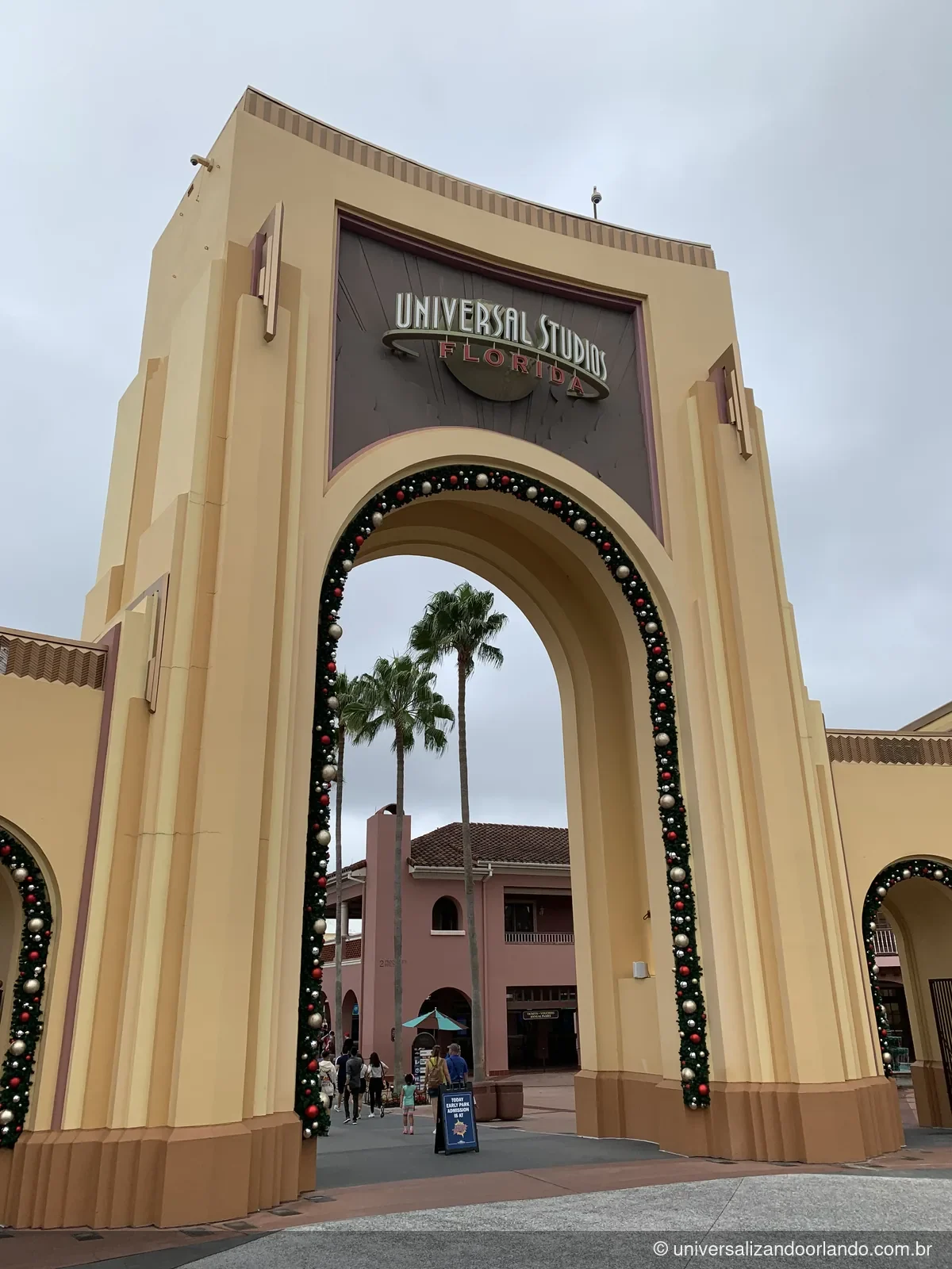 Arco de entrada do Universal Studios Florida, na avenida onde fica a Minion Land