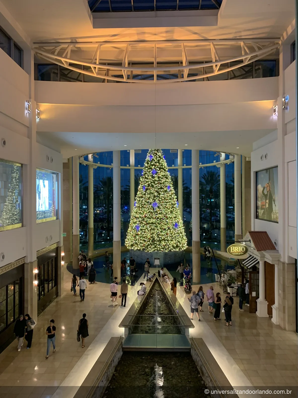 Árvore de Natal no vão central de um shopping em Orlando