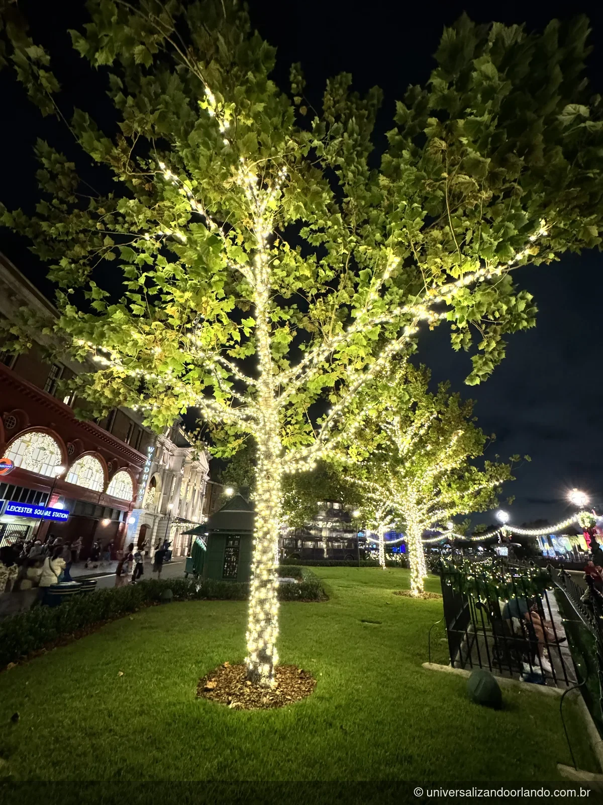 Árvore iluminada na Londres cenográfica da Universal, na temporada de Natal