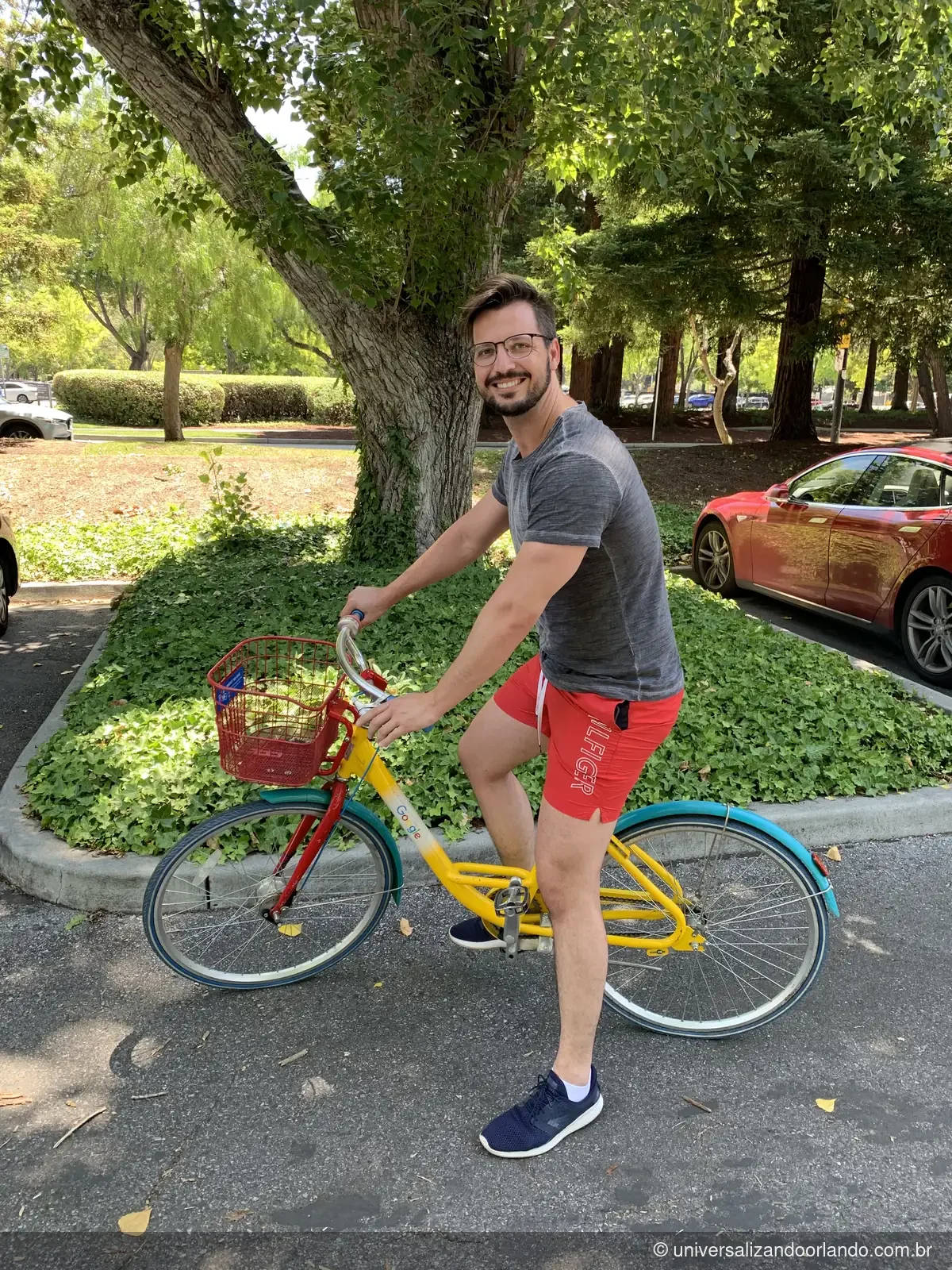 Bicicleta colorida usada pelos funcionários entre os prédios do Google