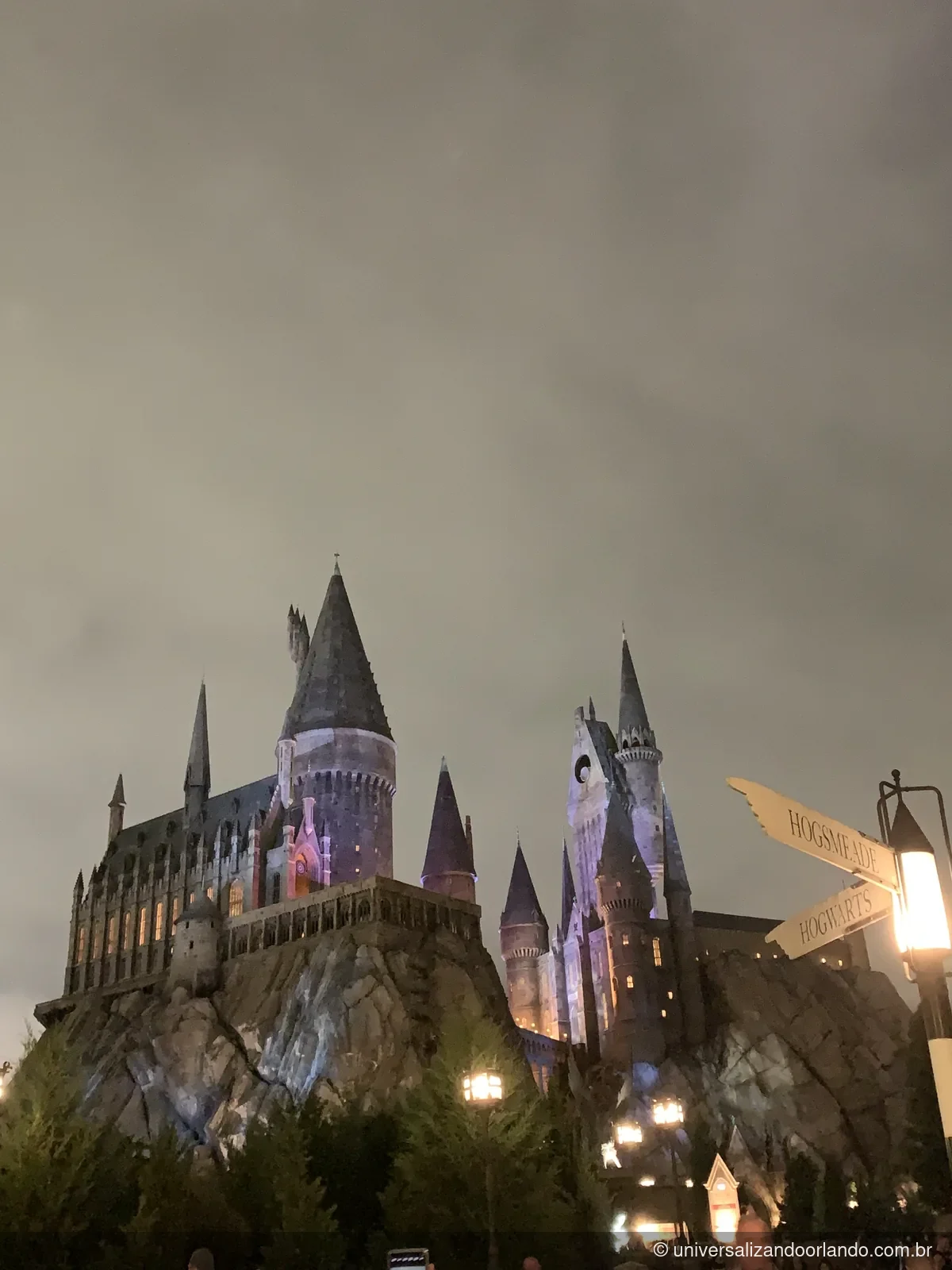 Castelo de Hogwarts com projeção de luz durante o show noturno