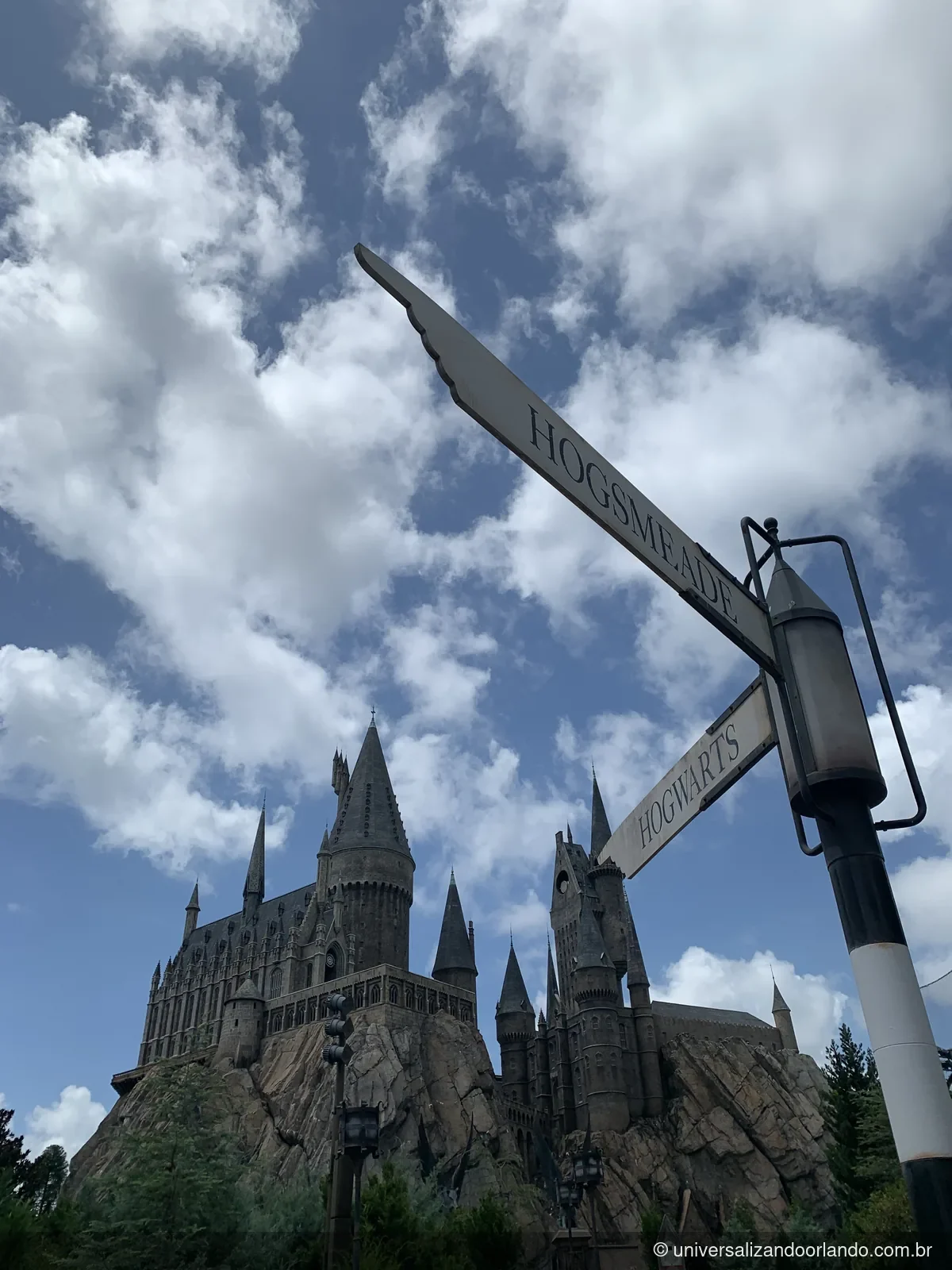 O castelo visto da rua de Hogsmeade, de onde se assiste ao show do castelo de Hogwarts