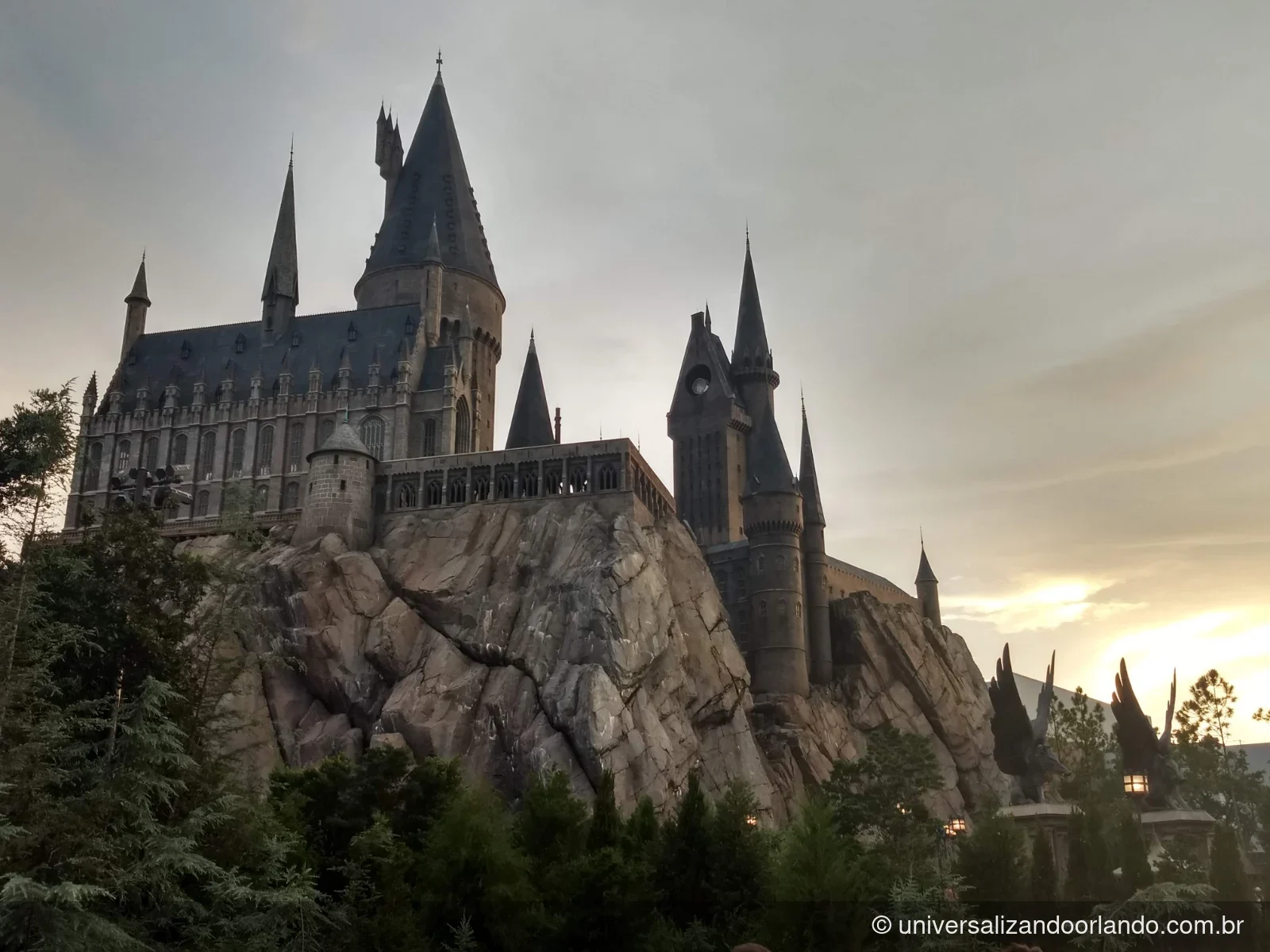 O mesmo castelo durante o dia, sem projeção