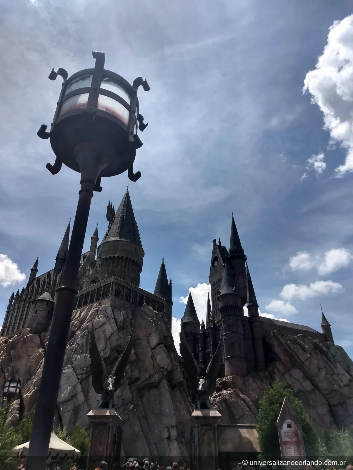 Castelo de Hogwarts visto do vilarejo de Hogsmeade na Universal
