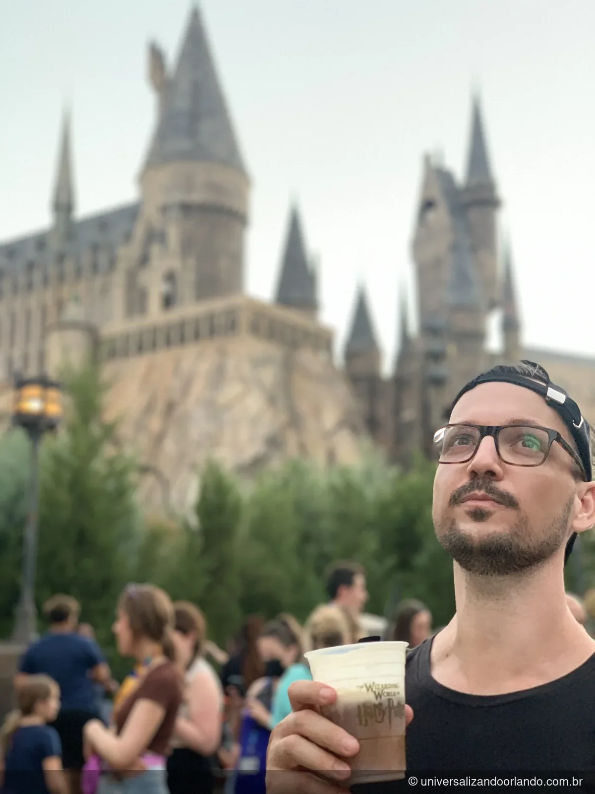 Copo de cerveja amanteigada com espuma, servido em Hogsmeade