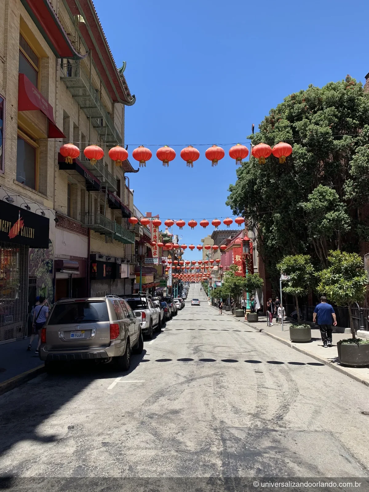 Lanternas vermelhas penduradas sobre a Grant Avenue, na Chinatown de San Francisco