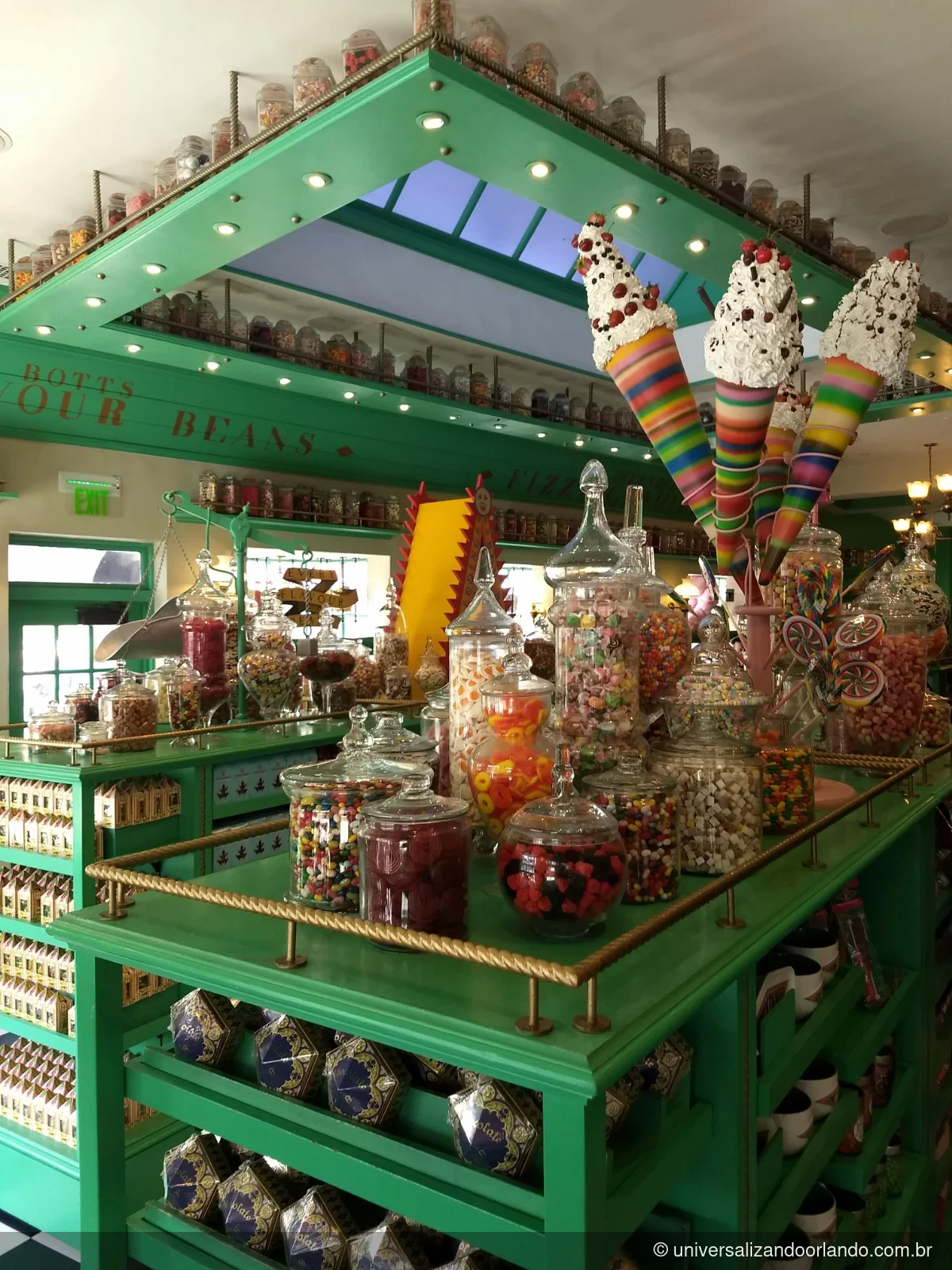 Vitrine da confeitaria Dedosdemel, com doces de cerveja amanteigada