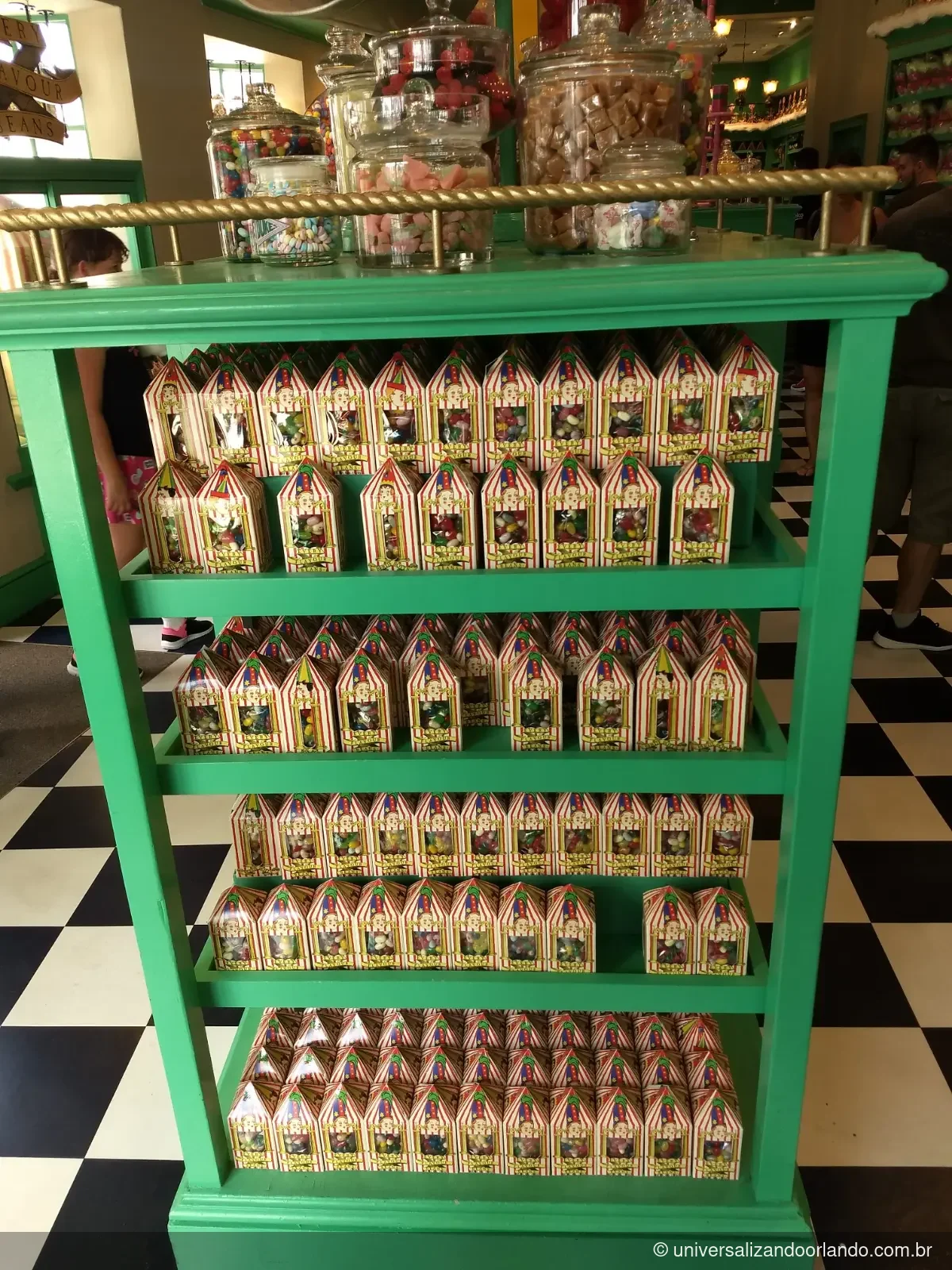 Prateleira de feijõezinhos de todos os sabores na confeitaria Dedosdemel