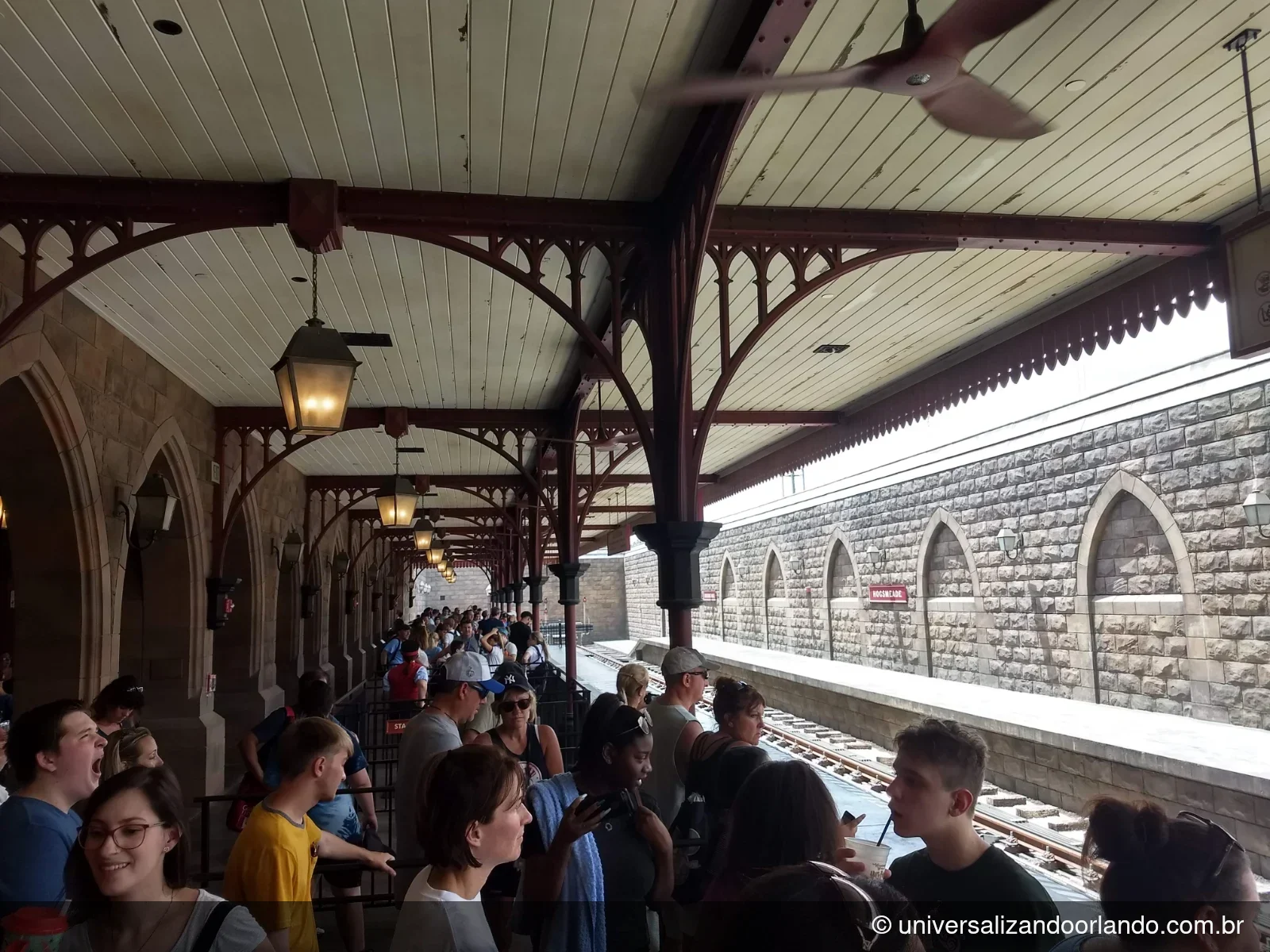 A plataforma de Hogsmeade, a outra ponta da linha da Plataforma 9¾