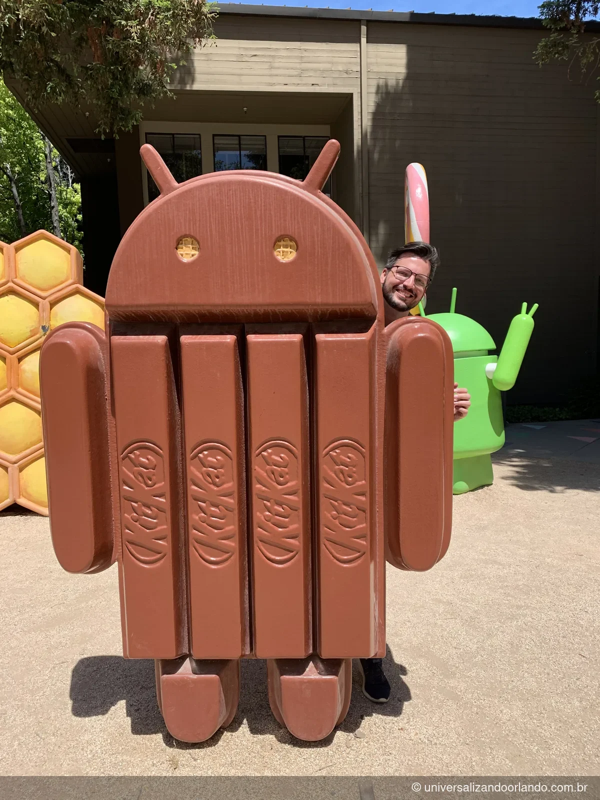 Estátua do Android KitKat no jardim do campus do Google, no Vale do Silício
