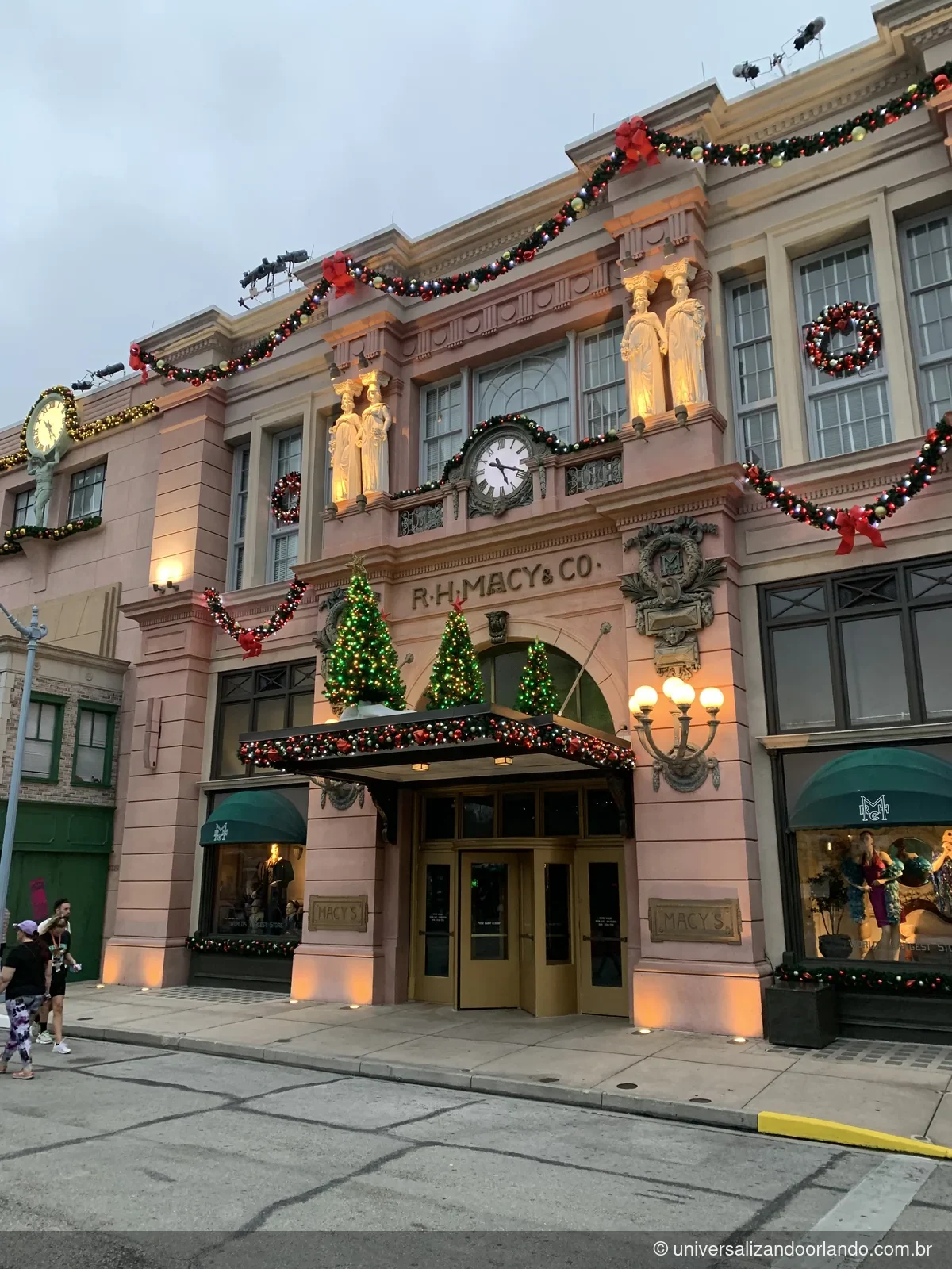 Fachada de prédio decorada com guirlandas e luzes no Natal em Orlando
