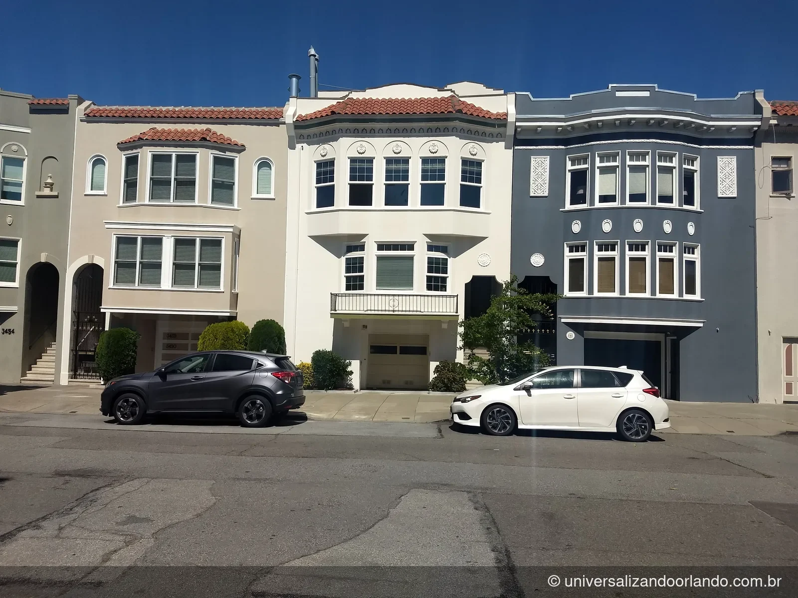 Fachadas de janela em sacada em rua residencial, parte do San Francisco de graça