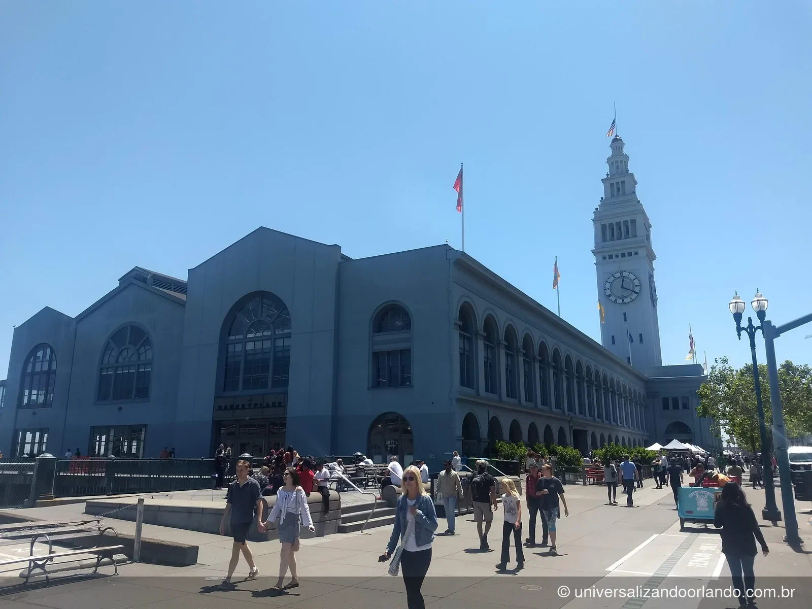 O Ferry Building e sua torre do relógio, na beira d'água