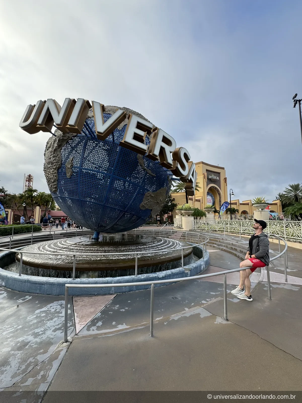 Globo giratório da Universal na entrada do Universal Studios Florida