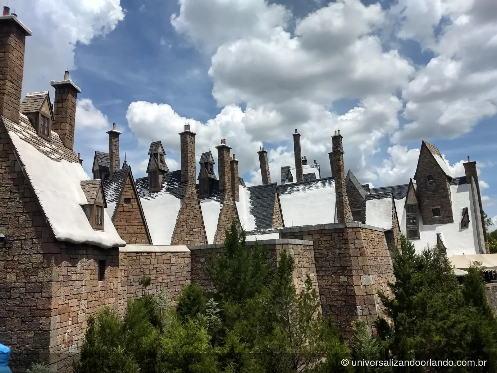 Telhados nevados de Hogsmeade, que ficam assim o ano inteiro