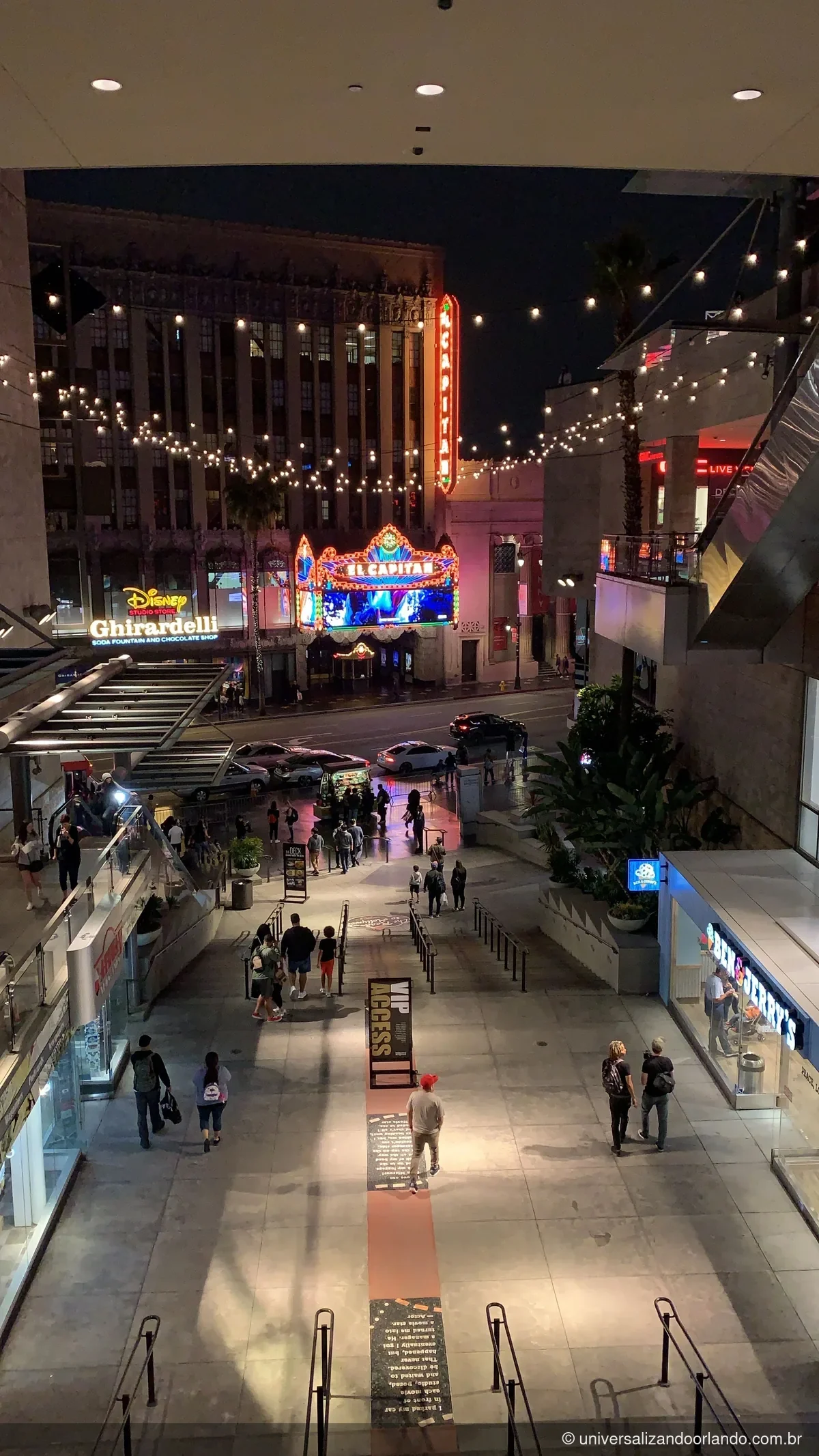 Hollywood Boulevard iluminado à noite, em Los Angeles