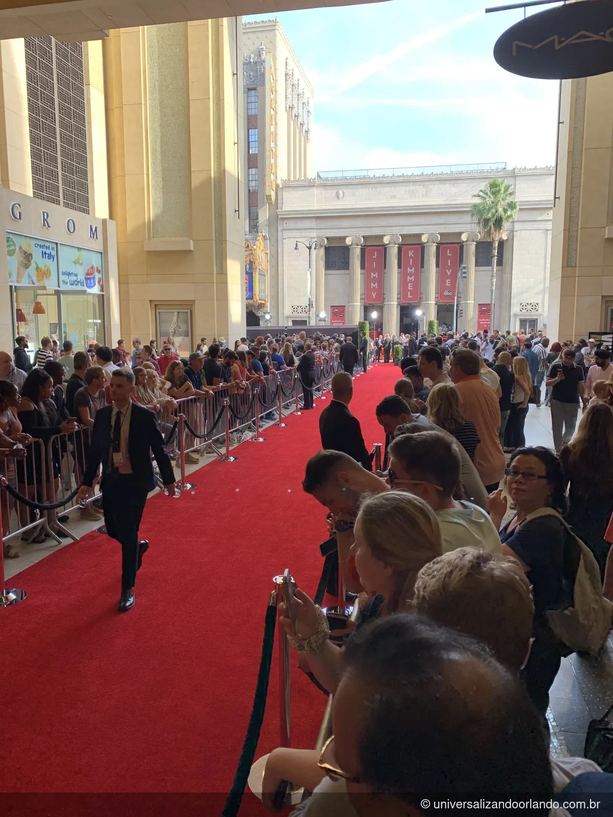Tapete vermelho montado na calçada do Hollywood Boulevard