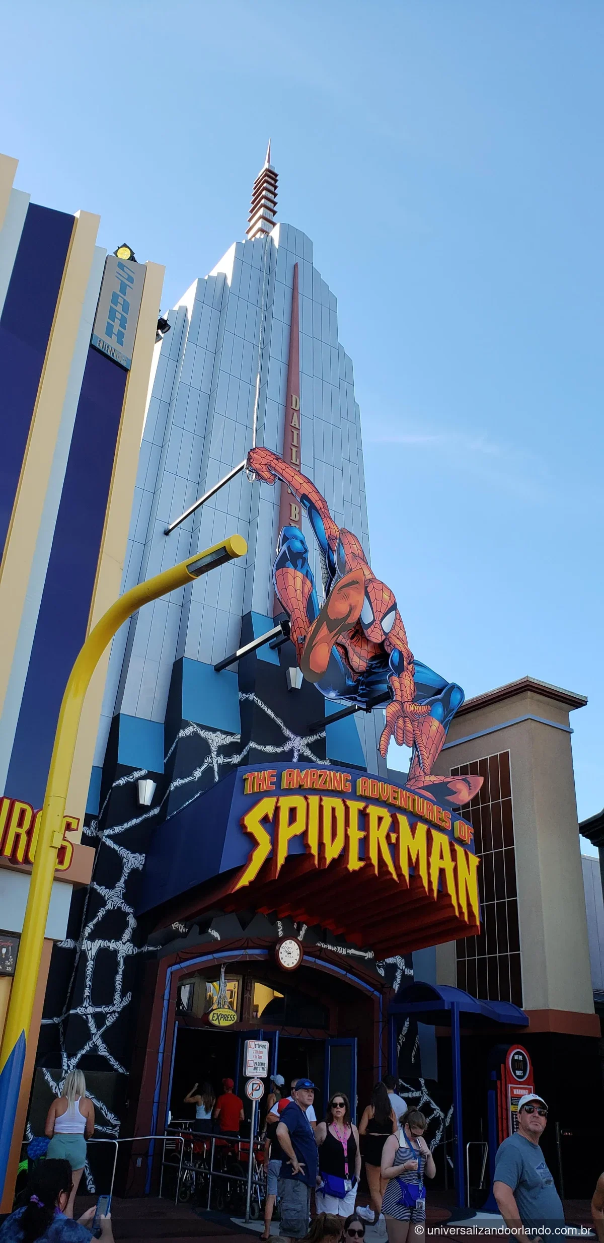 Fachada do Homem-Aranha: um dos segredos do Islands of Adventure é o telefone da S.H.I.E.L.D. ali na frente