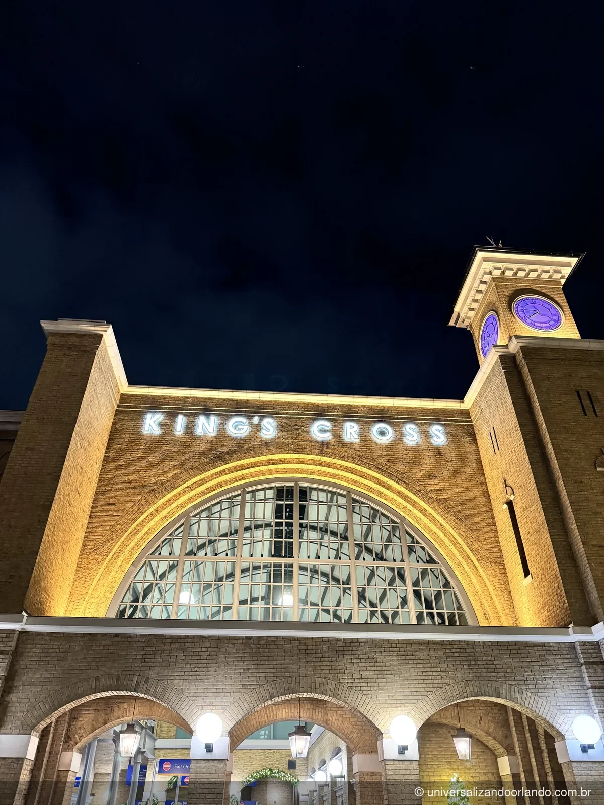 Fachada da estação de King's Cross iluminada nos parques à noite