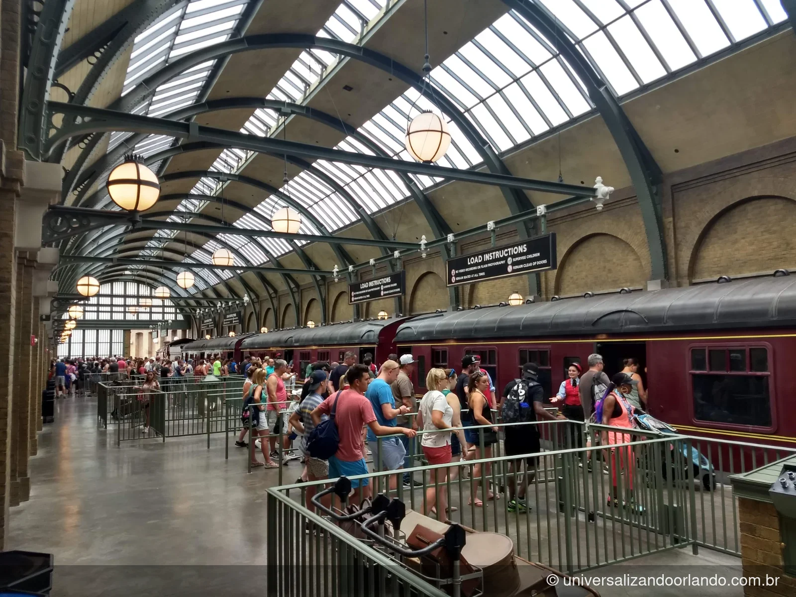 Interior da King's Cross com o Expresso de Hogwarts na plataforma