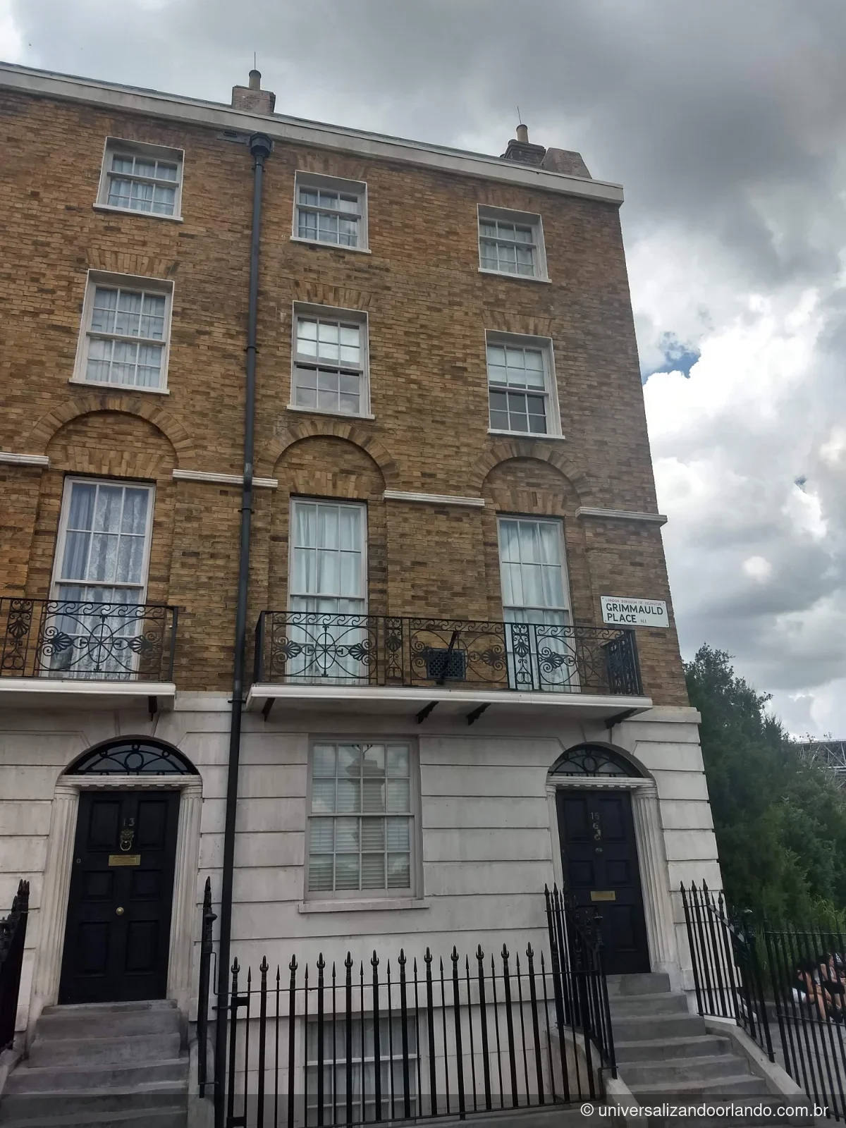 Fachada do Largo Grimmauld, na Londres cenográfica do parque