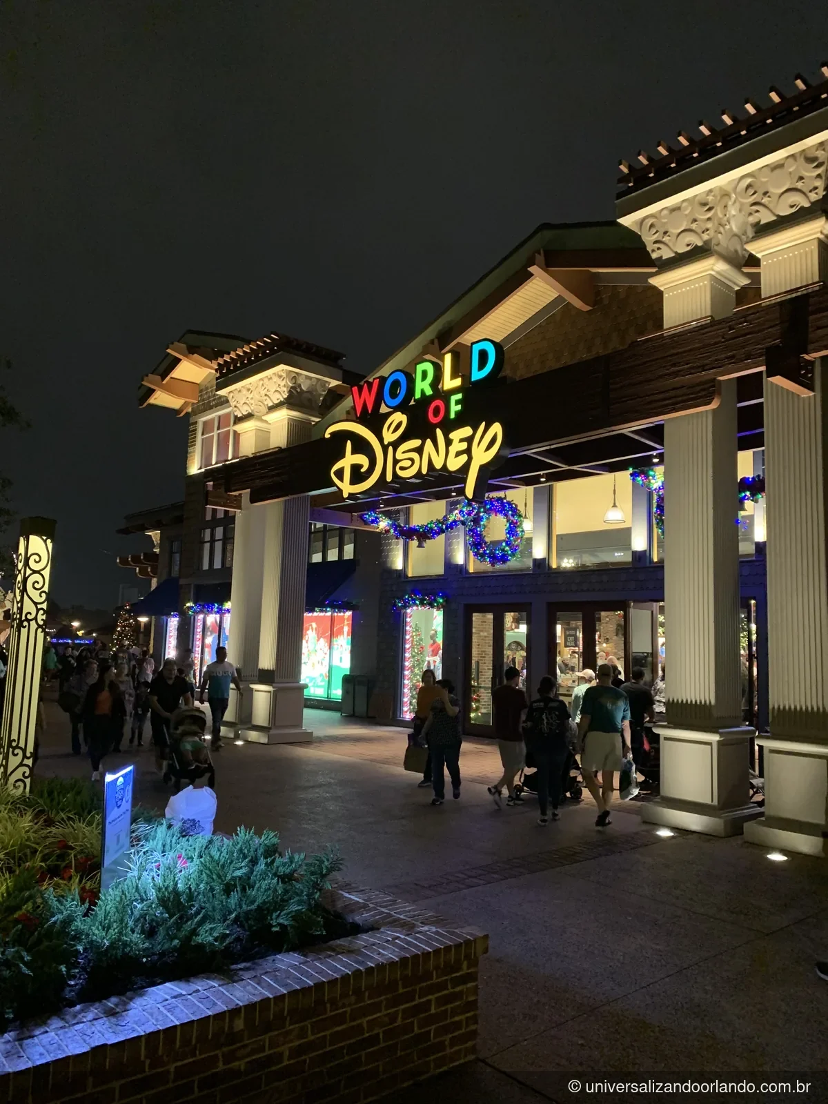 A maior loja de produtos da Disney, em Disney Springs, vista à noite
