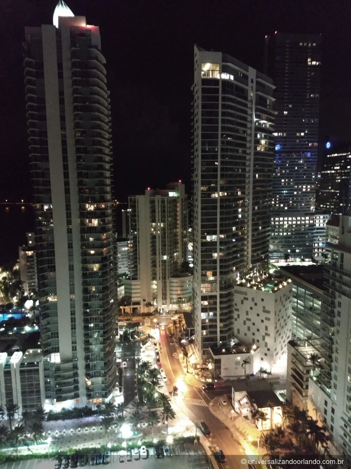 Miami à noite: é daqui que parte um cruzeiro saindo de Miami