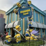 Escultura de Minions sob a placa da Minion Land, no Universal Studios Florida