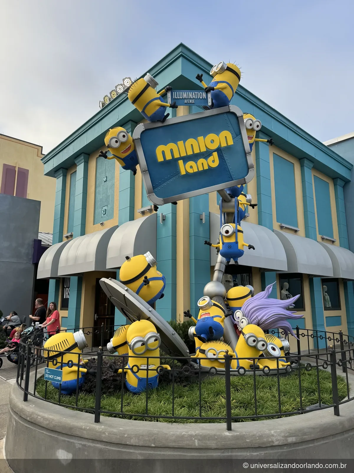 Escultura de Minions sob a placa da Minion Land, no Universal Studios Florida