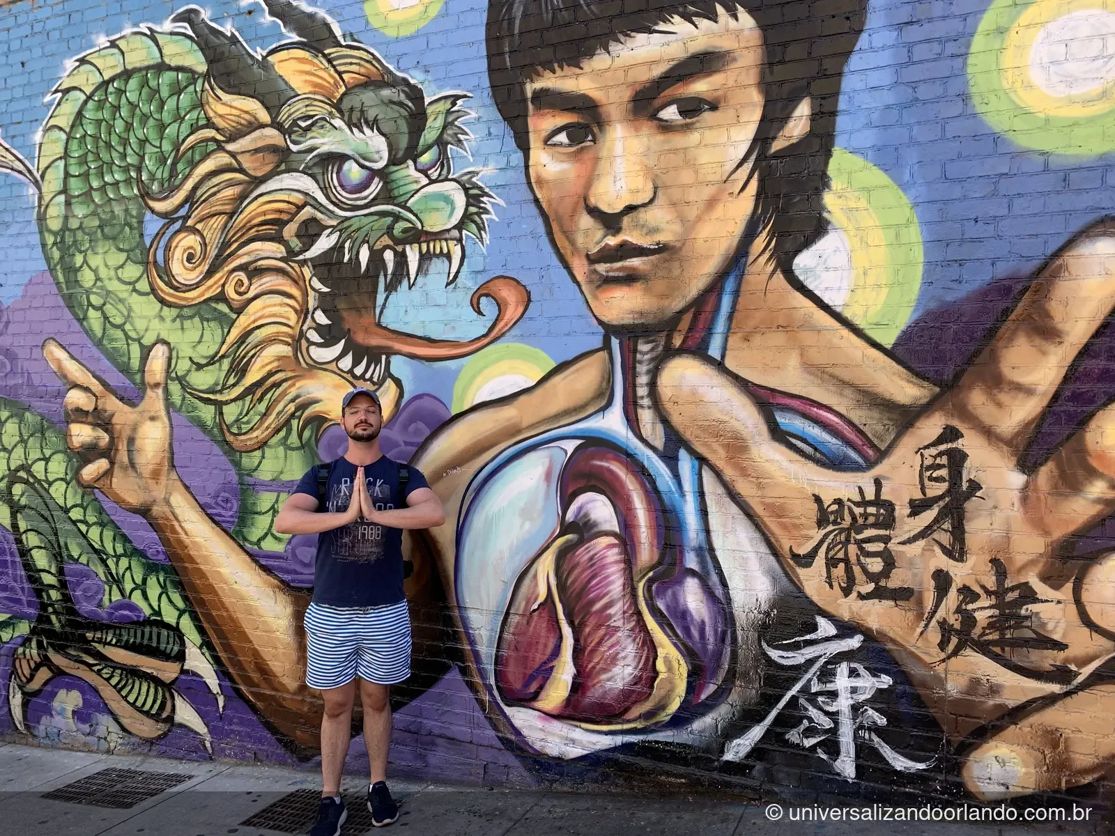Mural de Bruce Lee numa parede da Chinatown