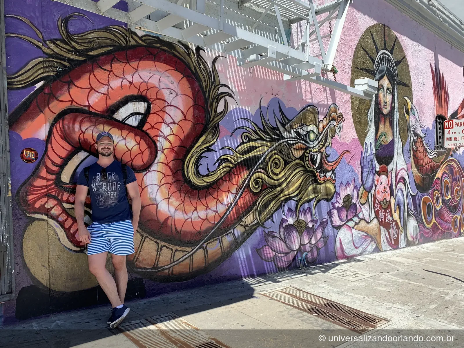 Mural de dragão pintado numa parede do bairro