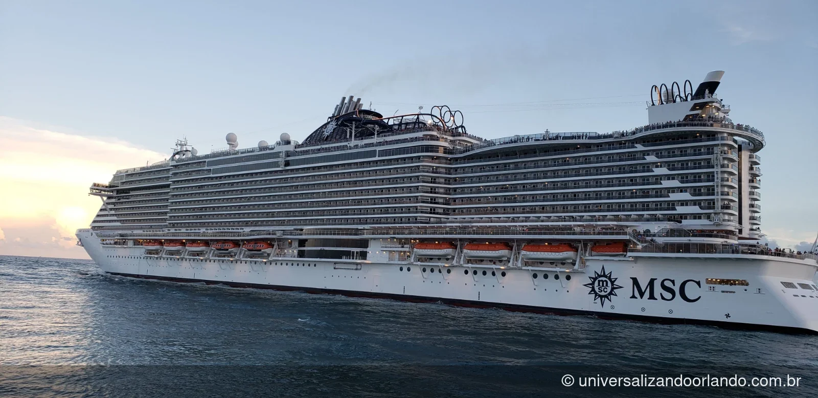 Navio da MSC navegando ao entardecer