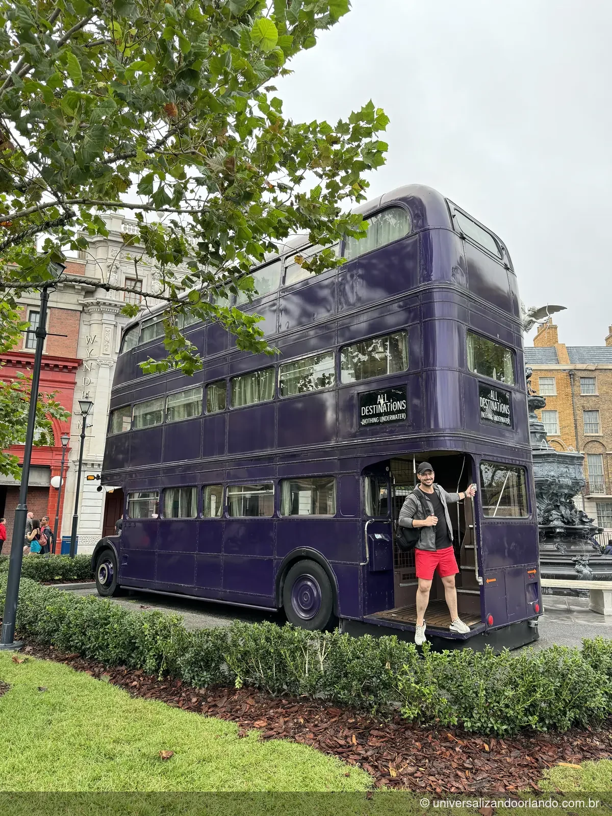 Nôitebus roxo de dois andares estacionado na Londres da Universal