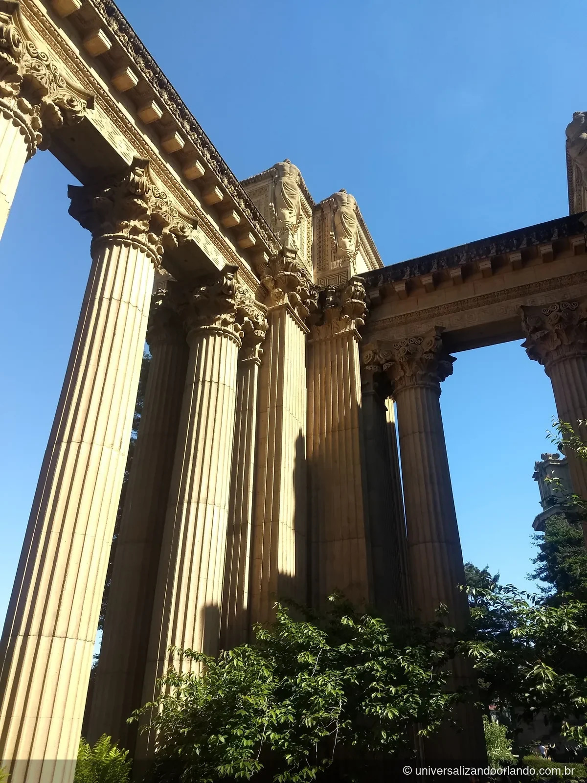 Colunata do Palace of Fine Arts, de entrada livre