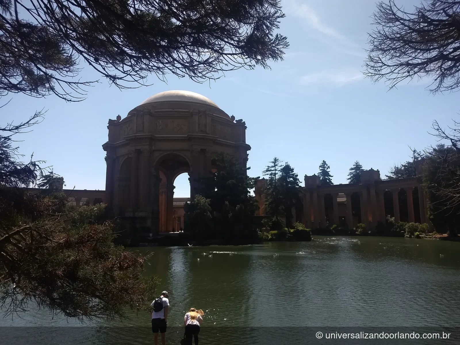 Palace of Fine Arts à beira do lago em San Francisco