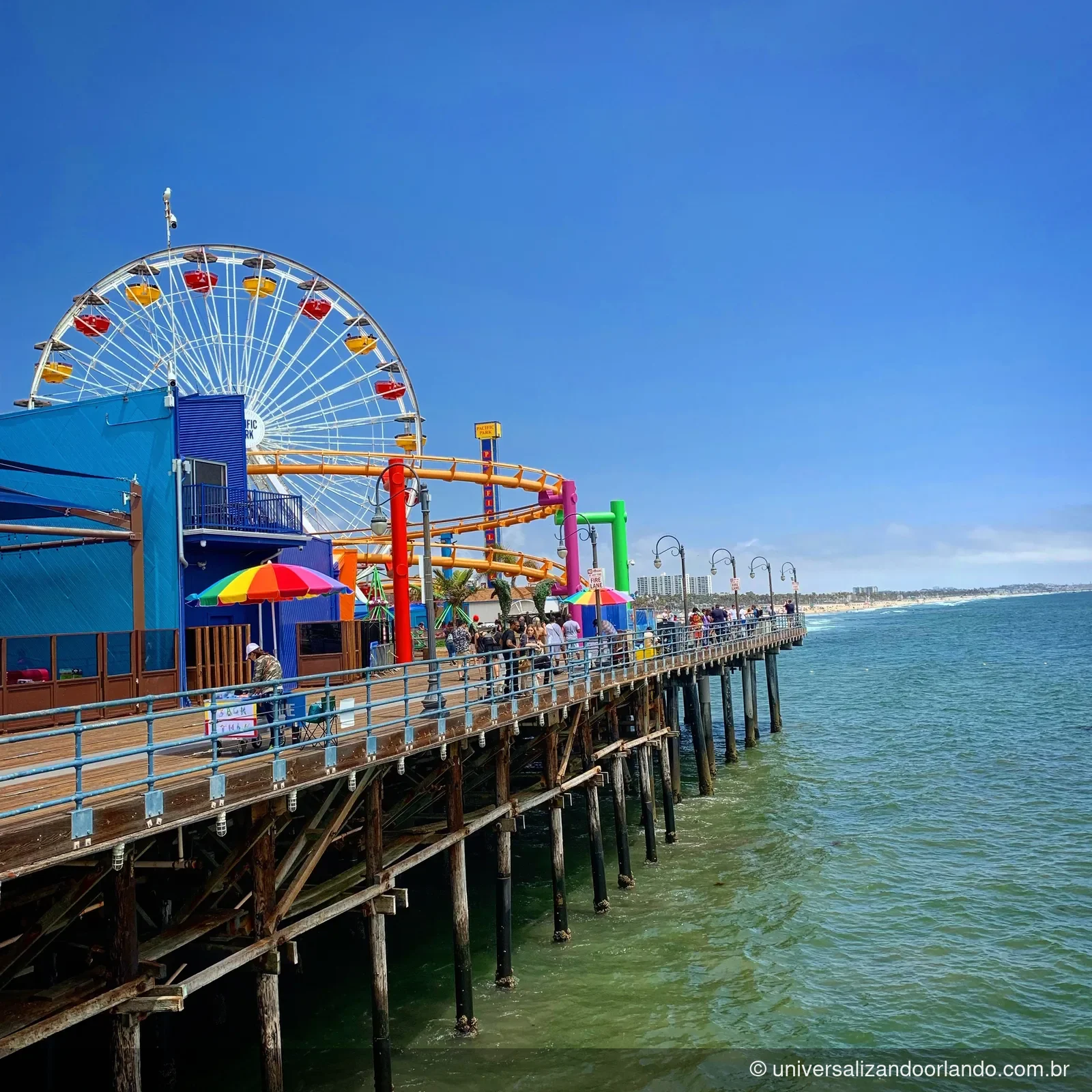 Roda-gigante do Pacific Park sobre o píer de Santa Monica, na Califórnia