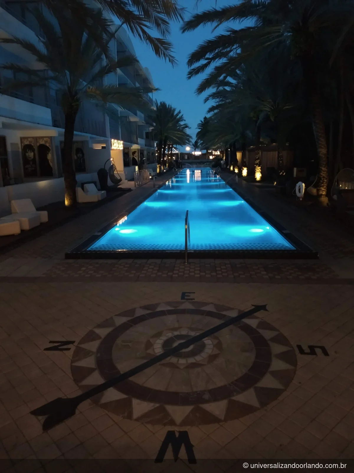 Piscina de hotel em Miami Beach, destino de quem vai de trem de Orlando a Miami