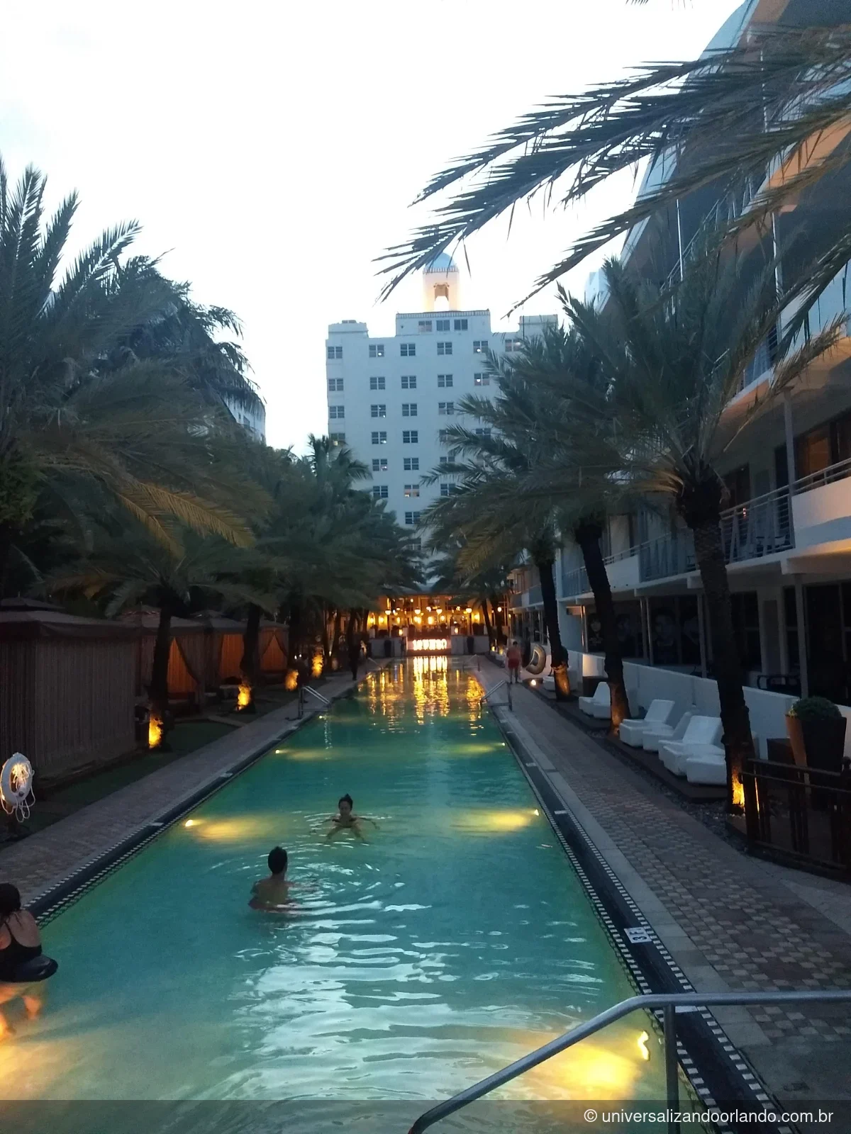 Espreguiçadeiras à beira da piscina de um hotel em South Beach