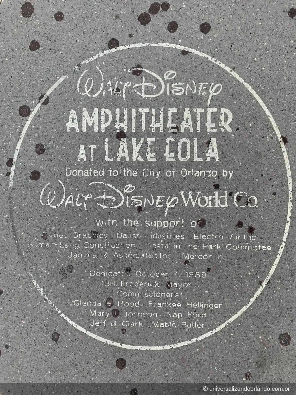 Placa do anfiteatro Walt Disney, no parque do Lake Eola