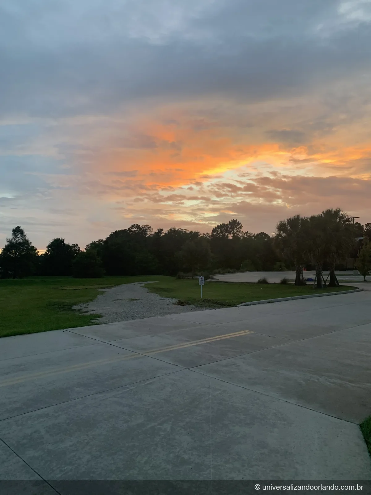 Pôr do sol na Flórida, visto de uma rua de bairro