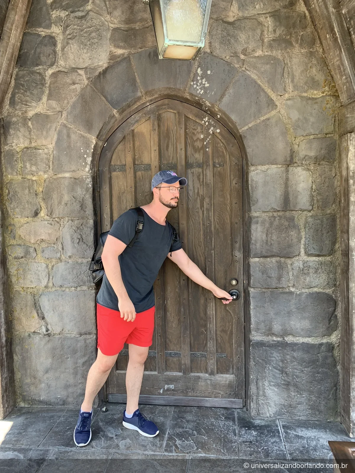 Porta de madeira em arco no muro de pedra do castelo de Hogwarts por dentro