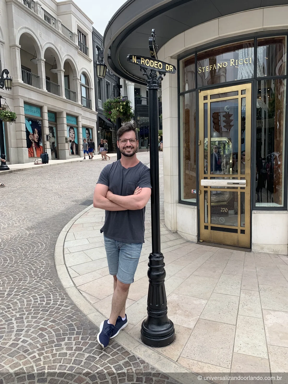 Vitrines de luxo e a placa da North Rodeo Drive, em Beverly Hills