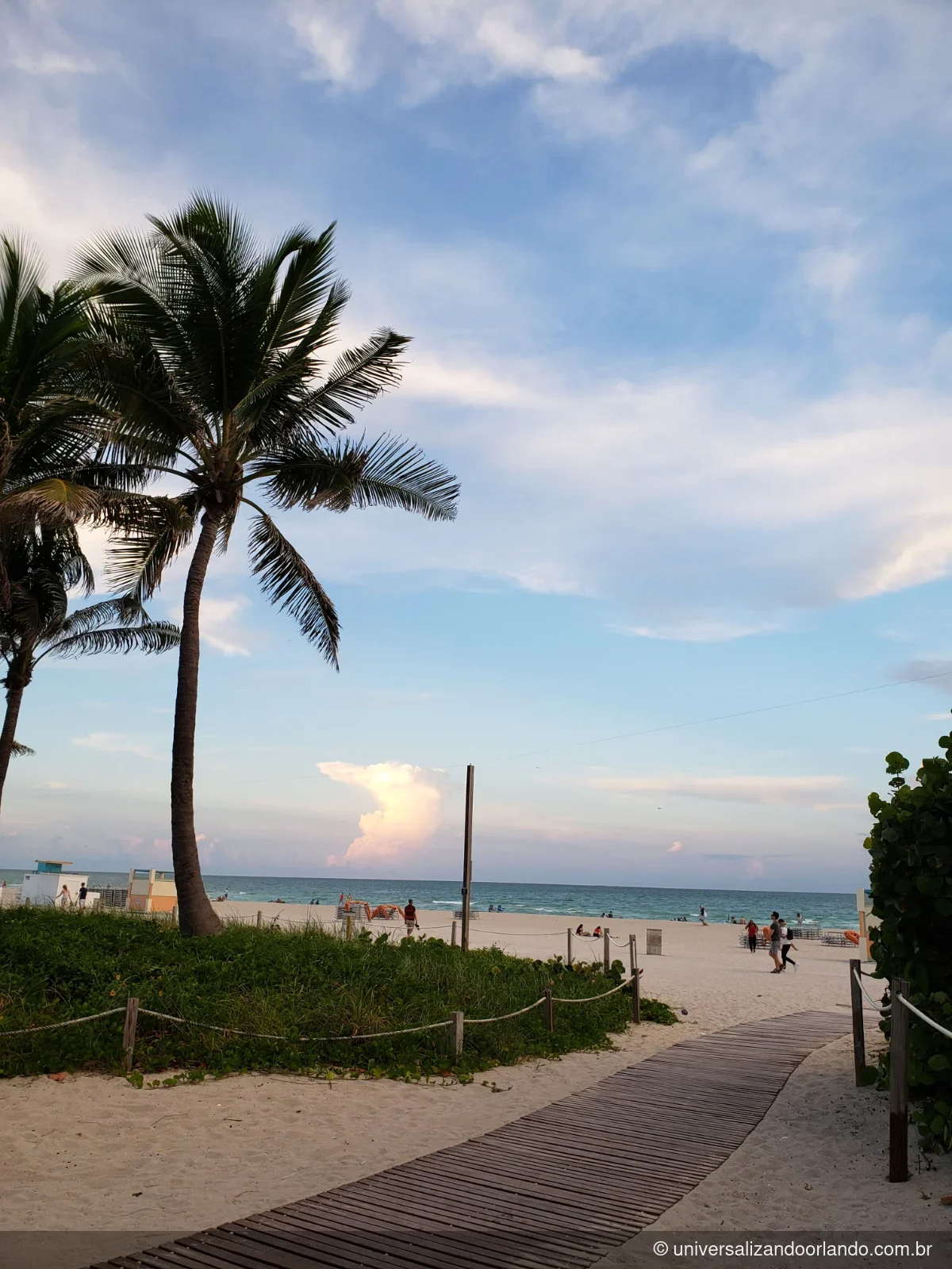 Passarela de madeira que leva à areia: South Beach é a região mais procurada de onde ficar em Miami Beach