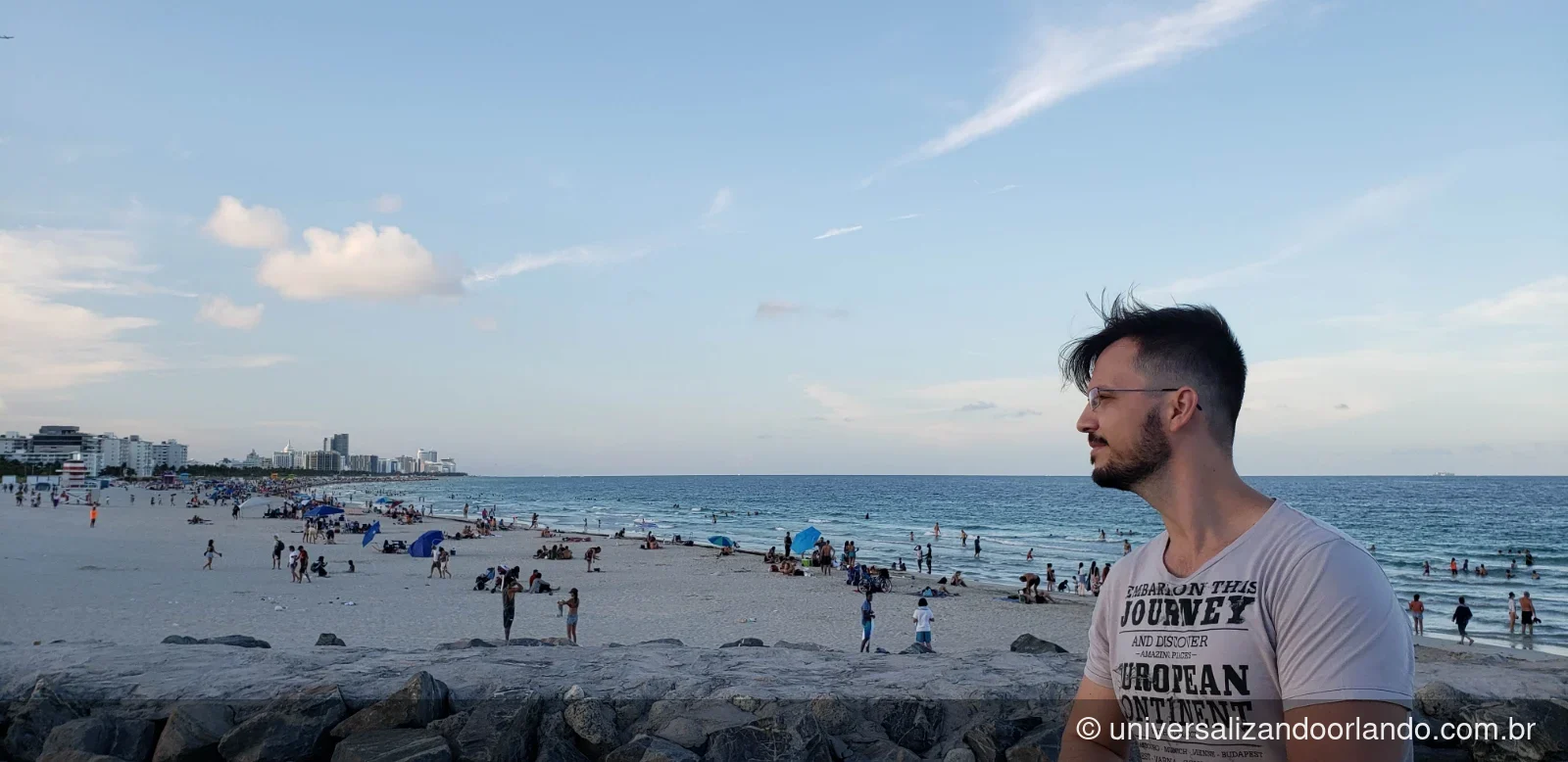 Areia larga e guarda-sóis na praia de South Beach, em Miami Beach