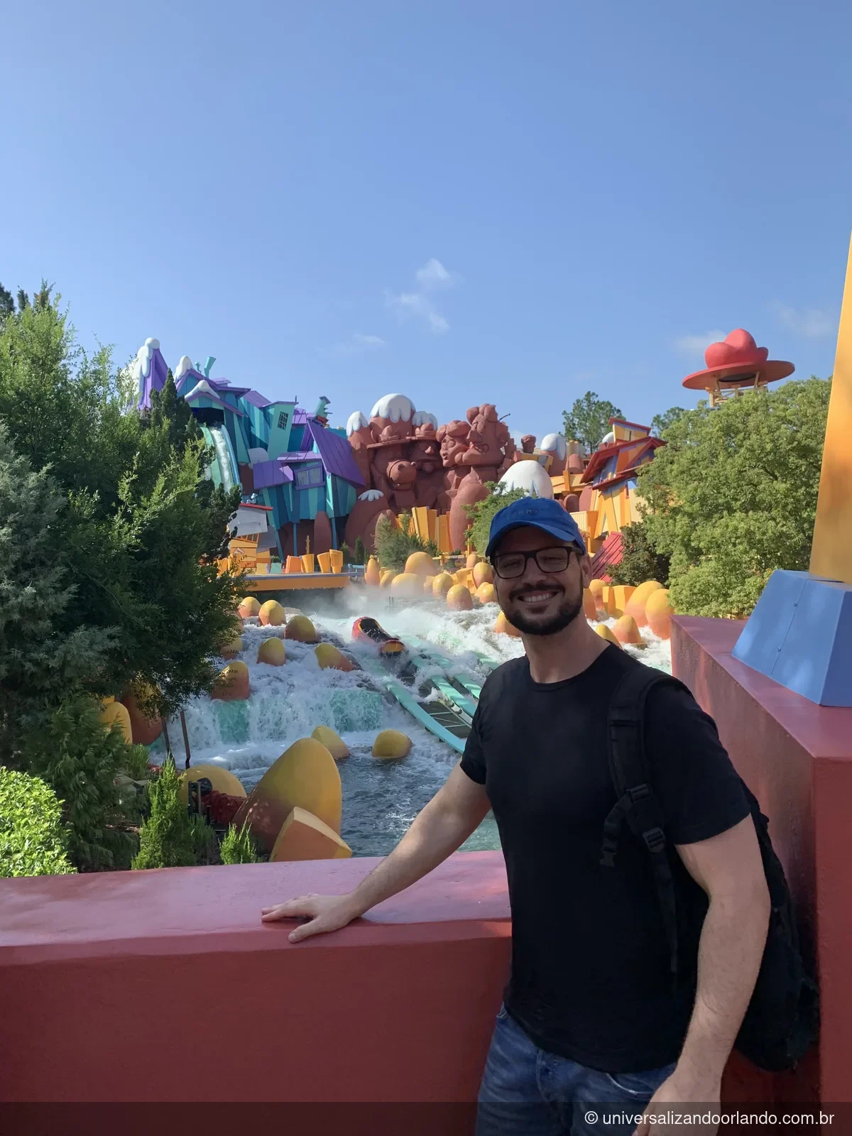A queda final do tobogã de toras do Toon Lagoon, com a parede de espuma