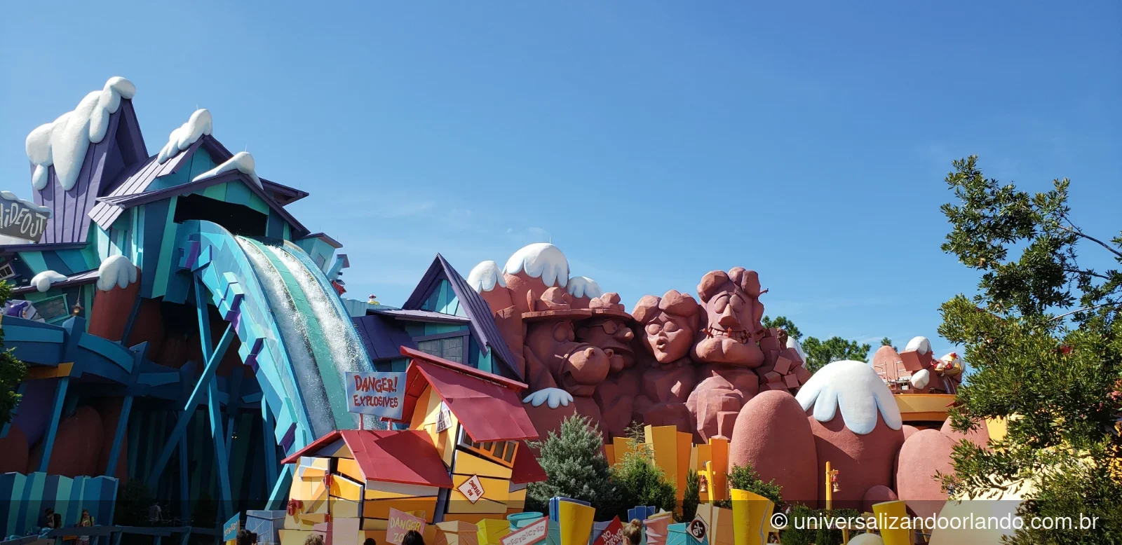 Rampa do Ripsaw Falls e as rochas esculpidas do Toon Lagoon