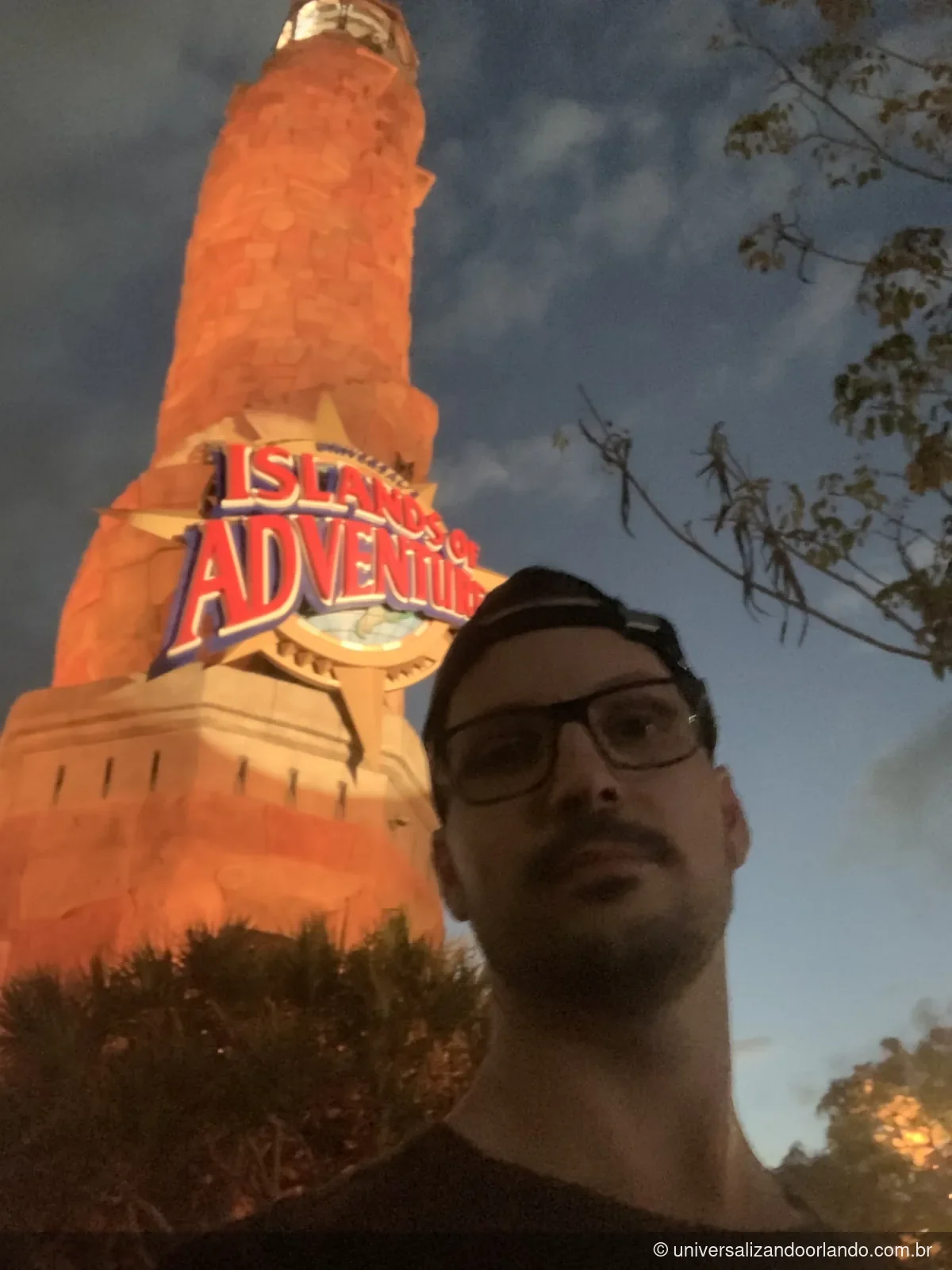 A torre-farol da entrada do Islands of Adventure, iluminada à noite