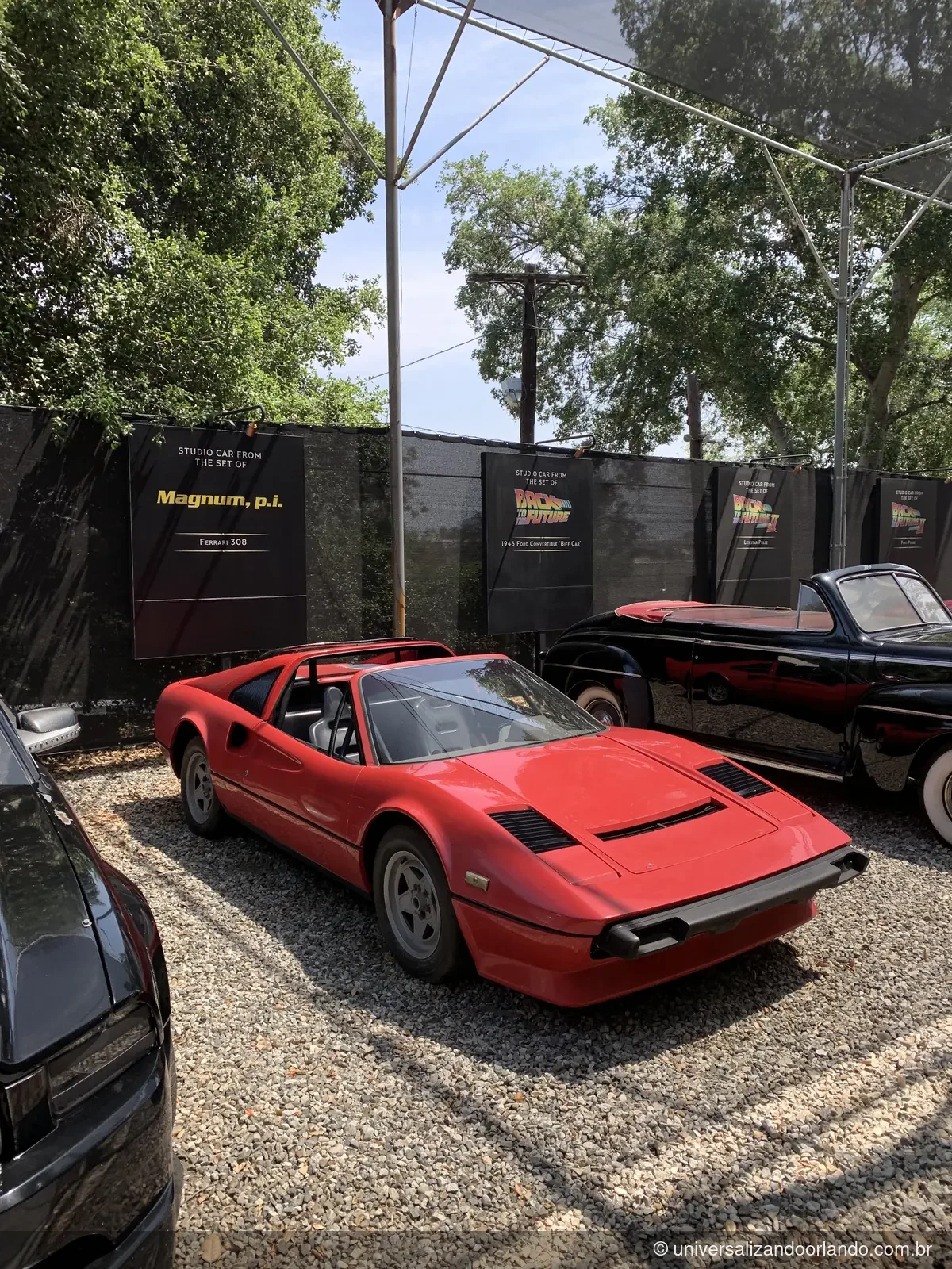 A Ferrari 308 usada na série Magnum, com a placa do set atrás
